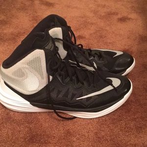 Basketball shoes